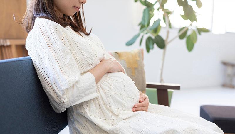 室内でくつろぐ妊婦