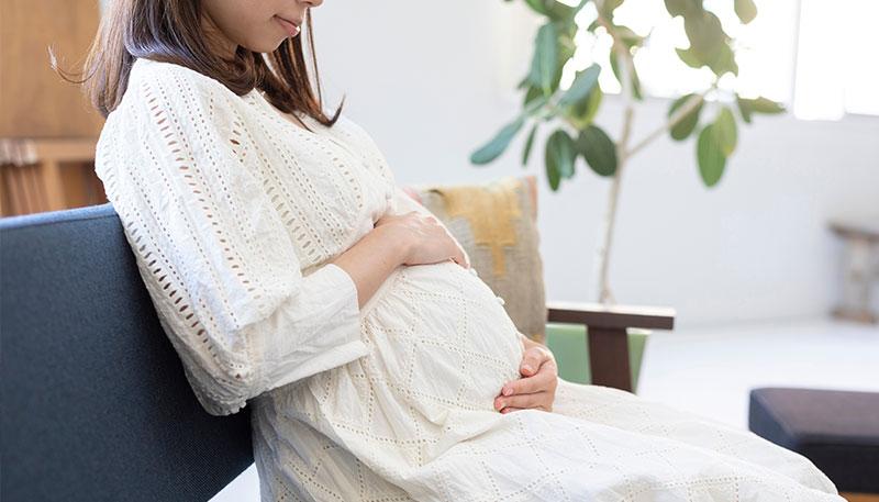 室内でくつろぐ妊婦