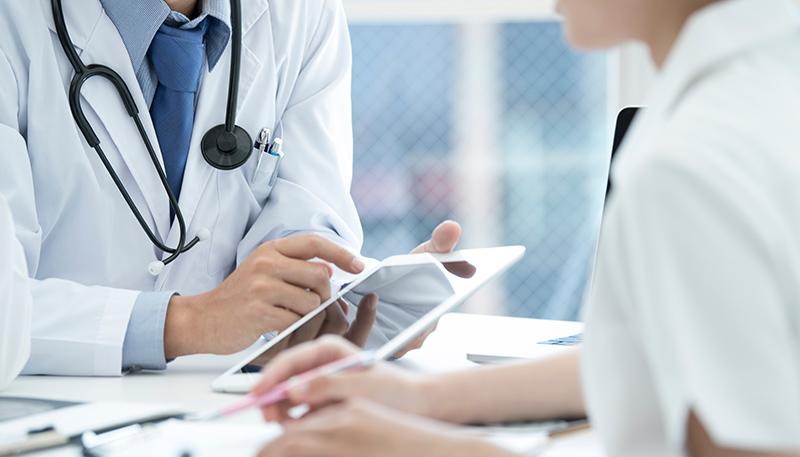 Doctors and nurses are meeting while watching the tablet