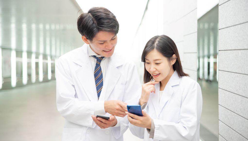 医師の転職について情報収集をしている男性と女性の医師