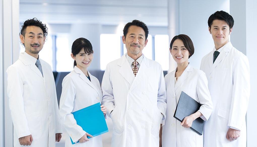 診療現場で働く医師の男女の集合写真