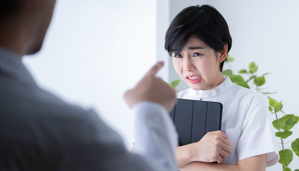患者に指を差されペイシェントハラスメントを受ける医療従事者のイメージ