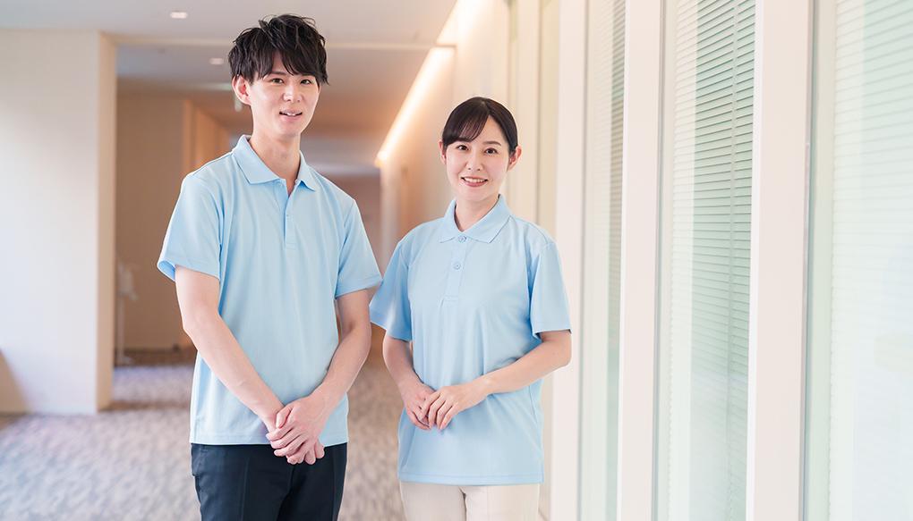 ボランティア活動をする男女の医師