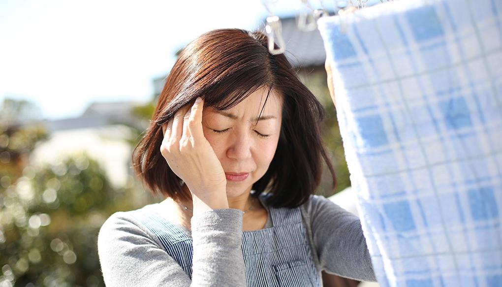 日常生活で糖尿病に関連する頭痛に悩む女性