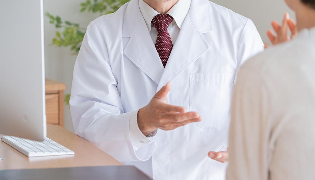 糖尿病外来で頭痛の問診をする医師のイメージ