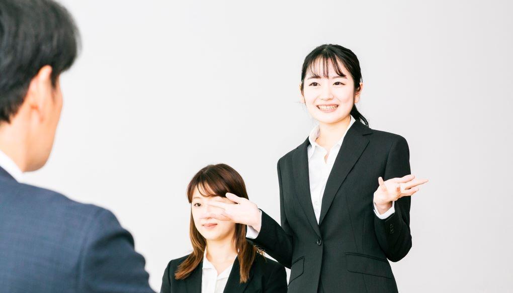 面接で自己PRをしている女性の写真