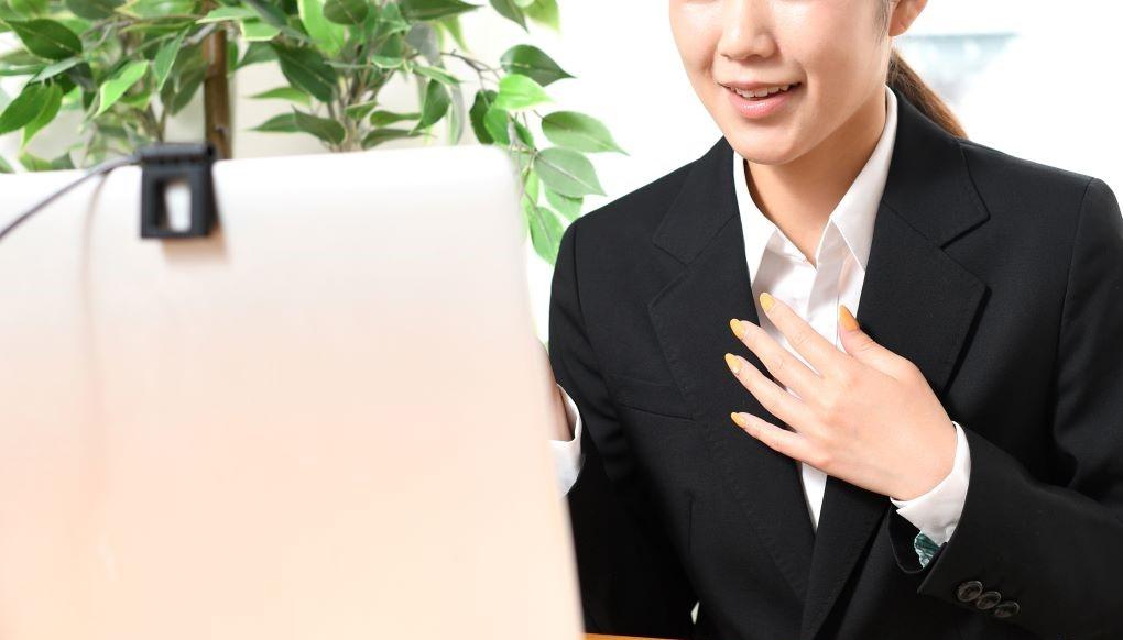 Web面接を行っている女性の写真