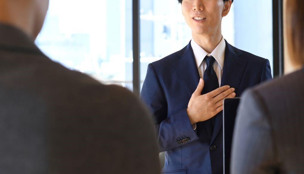 面接で自己PR
PRを行っている男性の写真