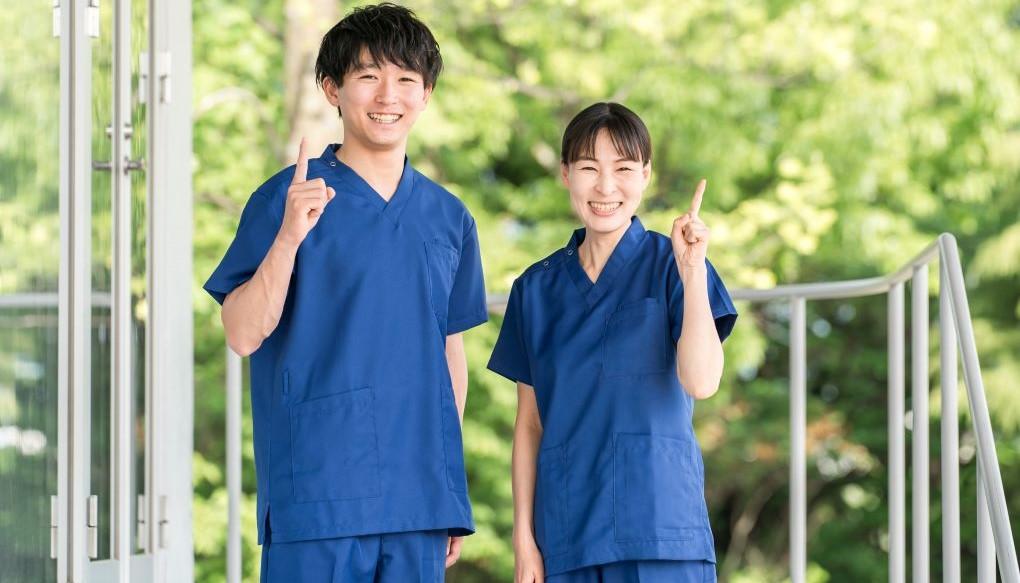 医師二人で働き方改革についてのポイントを示唆する写真