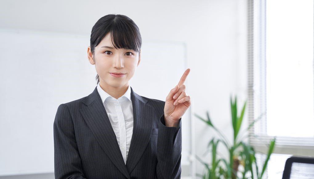 ポイントを示す女性の写真