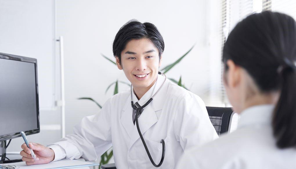 働いている男性医師の写真