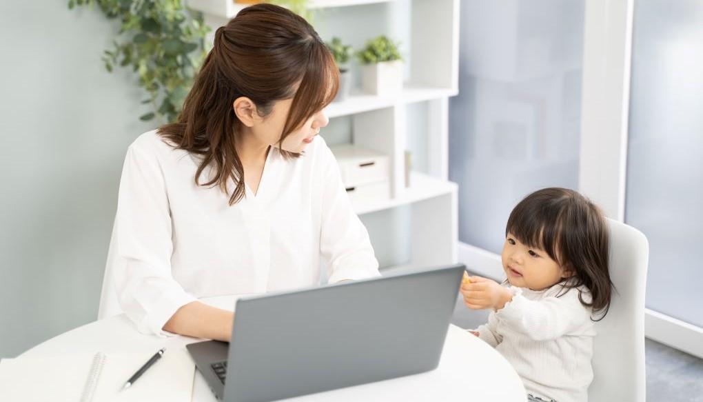 子供と過ごしている女性の写真