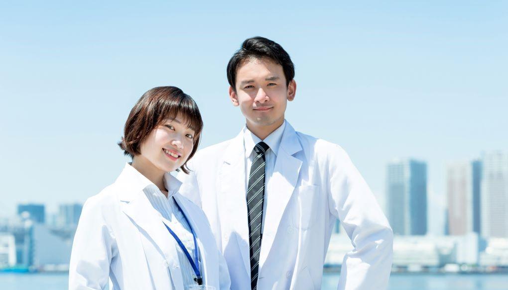 将来を見据えている男女の医師の写真