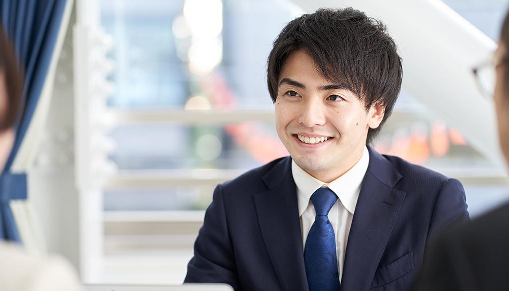 公衆衛生医師を目指しスーツを着用する若い男性医師のイメージ