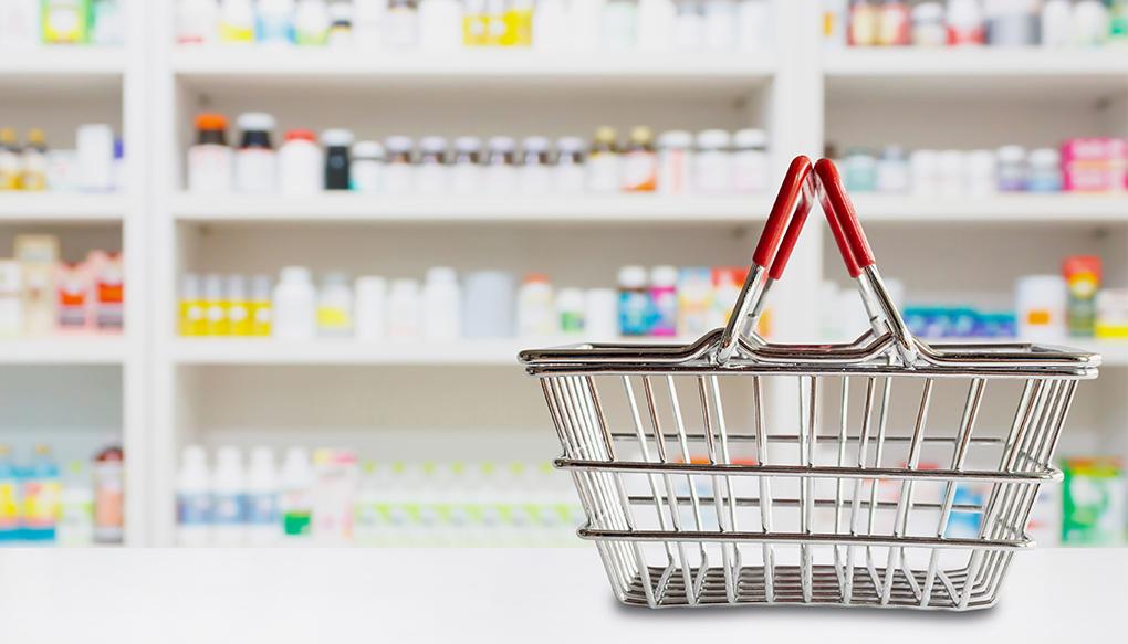 OTC医薬品のイメージ_市販薬を並べる棚と買い物かご