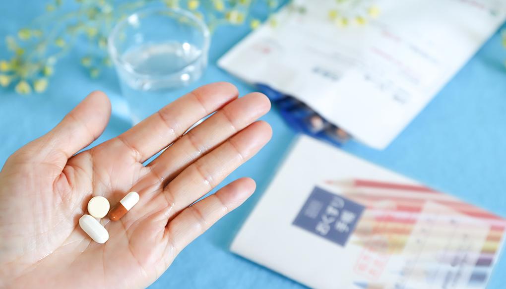 処方薬を飲む患者さんの手