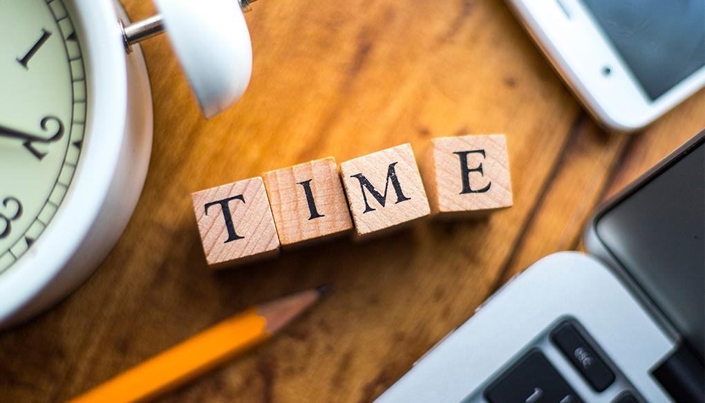 ドラッグ・ラグのイメージ_TIMEの文字が書かれた積み木と時計