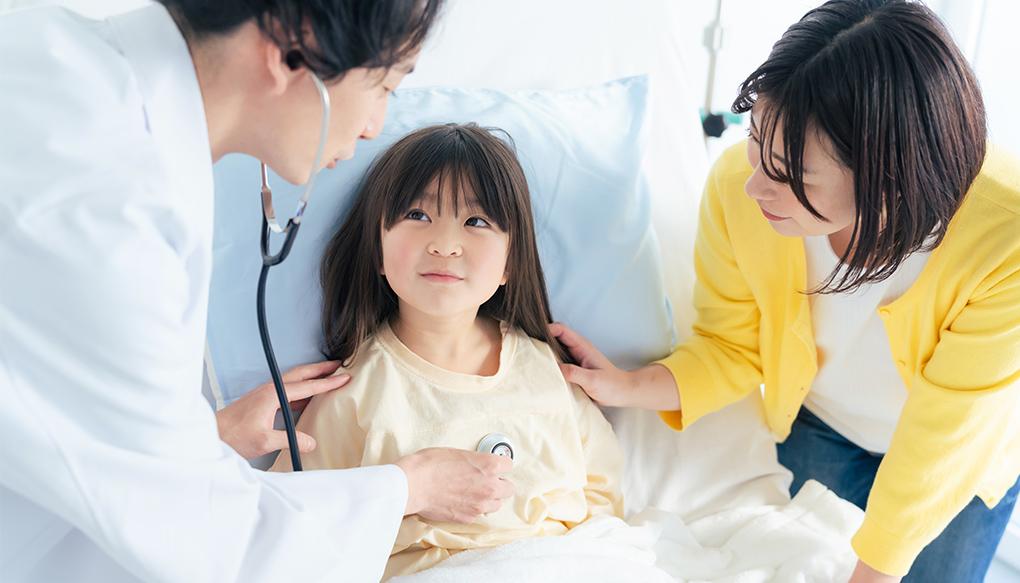 ドラッグ・ロスの影響を受ける疾患で入院している女の子を診察する医師