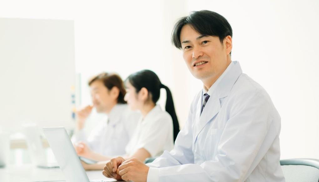 40代の中堅医師を示す写真