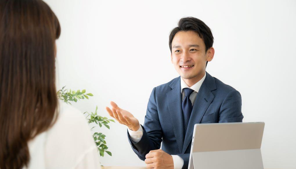 コンサルタントに相談することを示唆する写真