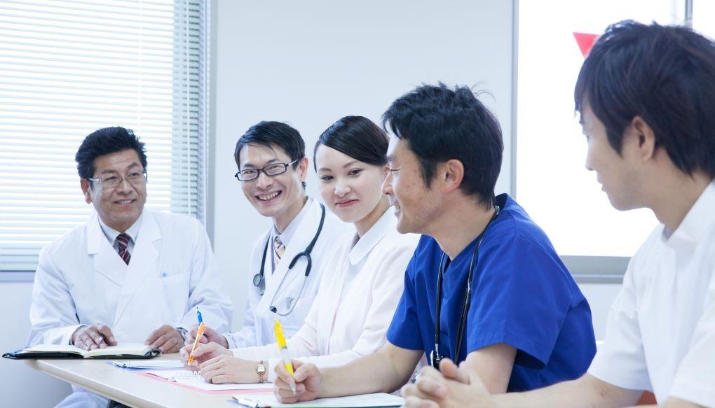 複数の医師が会話をしている様子の写真
