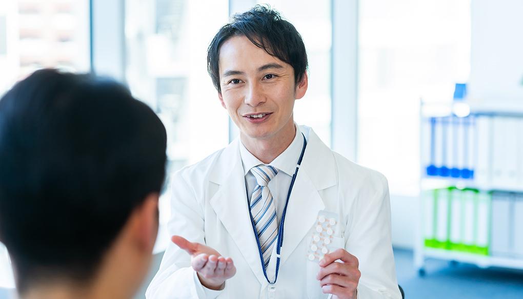 Access抗菌薬の処方意識を持って患者さんに説明をする男性医師のイメージ
