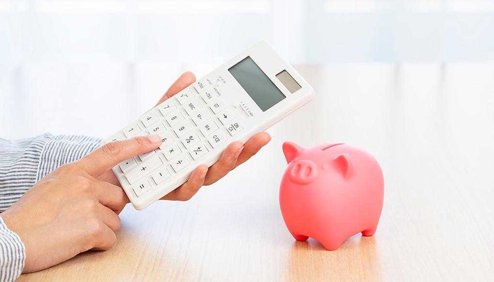 出産無償化のお金の計算をする女性の手元のイメージ