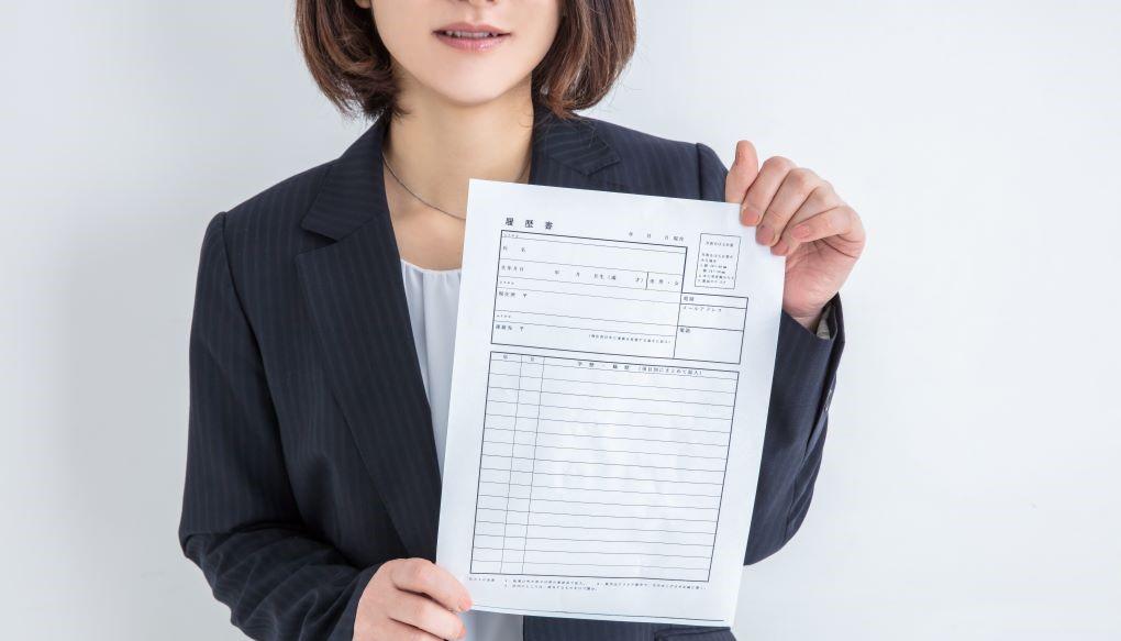 履歴書を持っている女性医師の画像