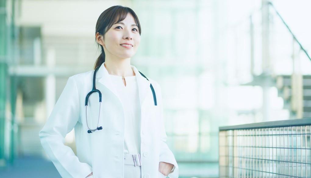 未来を見据える女性医師の画像