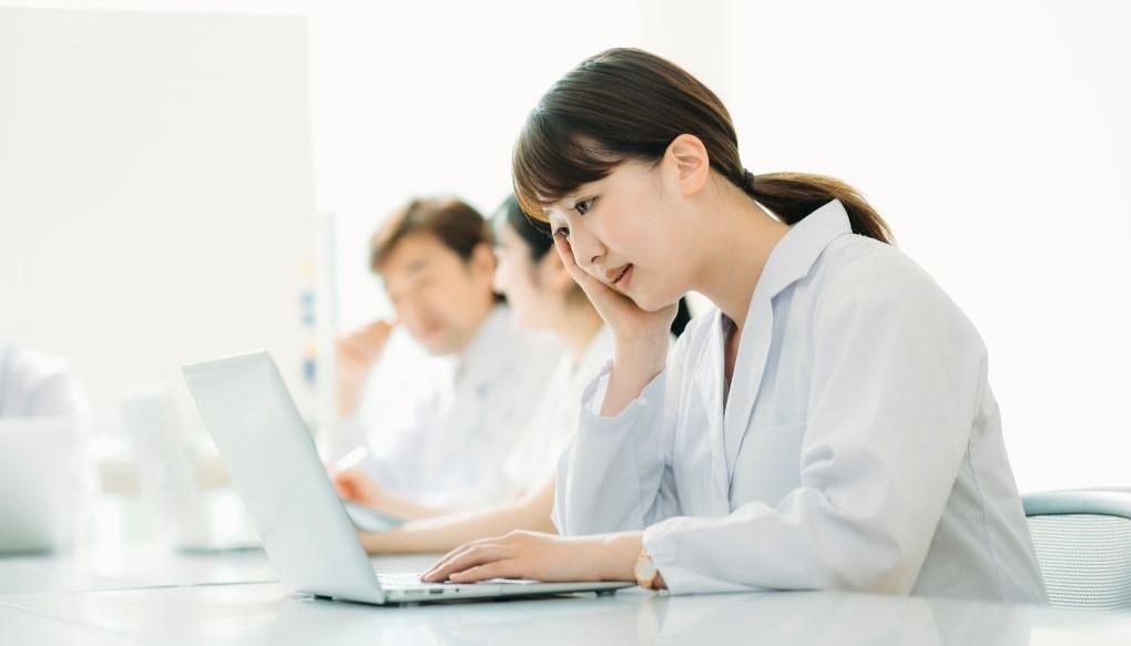 ブランクのある女性医師が悩んでいる画像