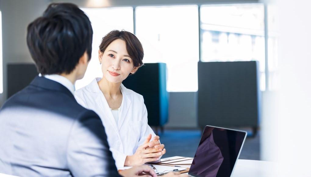 復職を成功させた女性医師をイメージさせる画像