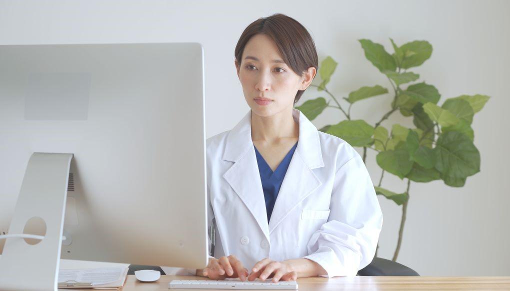 女性医師が項目をチェックしている画像