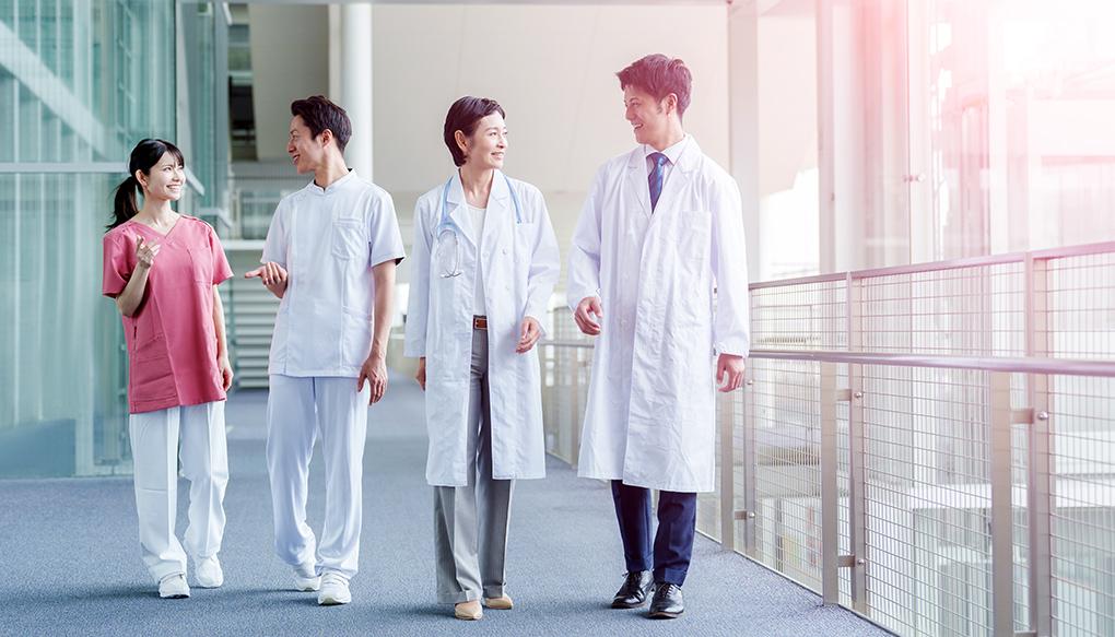 病院の廊下を歩く医療従事者のポートレート