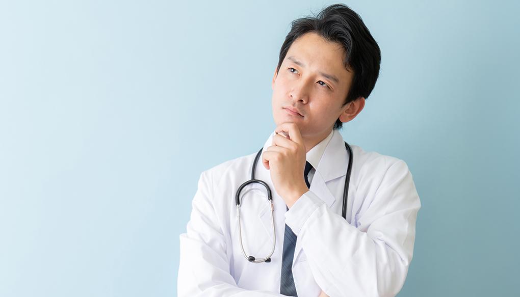 大学病院と市中病院の違いについて考える男性医師