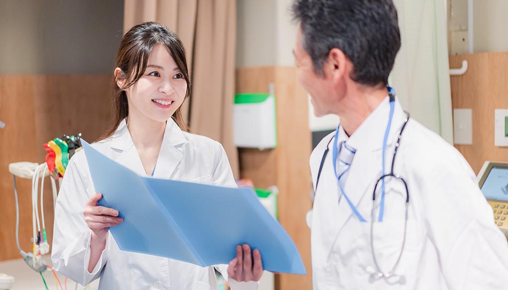 病院で働く研修医と指導医