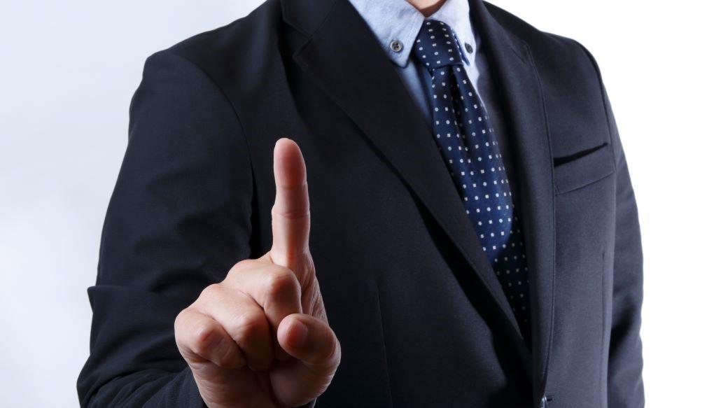 情報収集が大切と指で示唆する写真