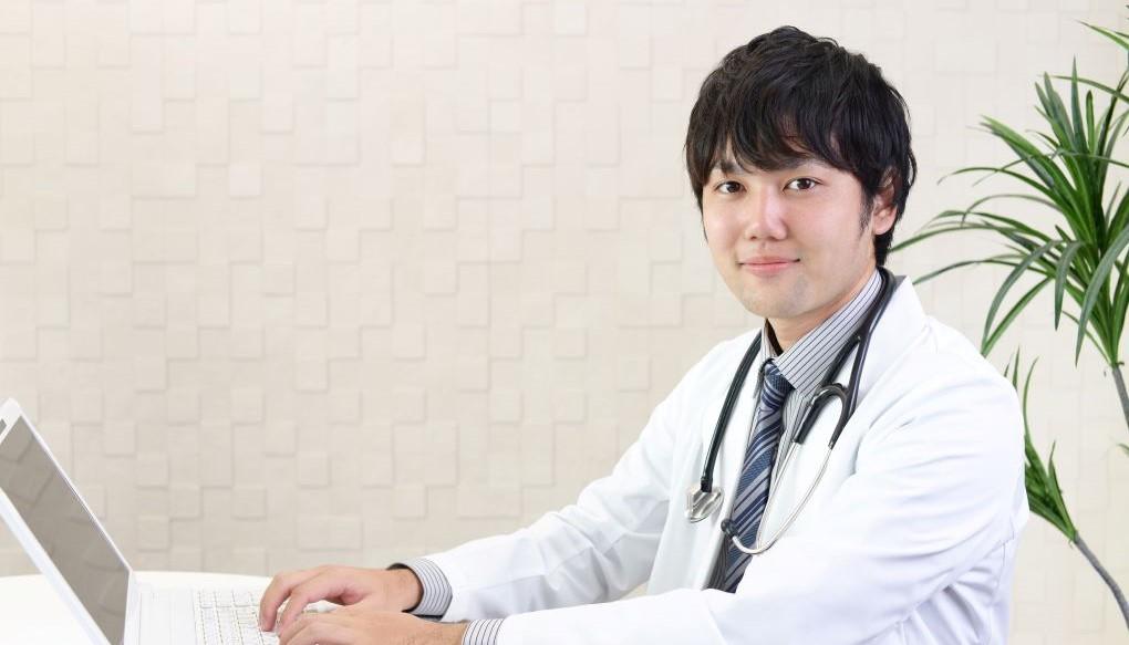 男性医師がこちらを見つめている写真