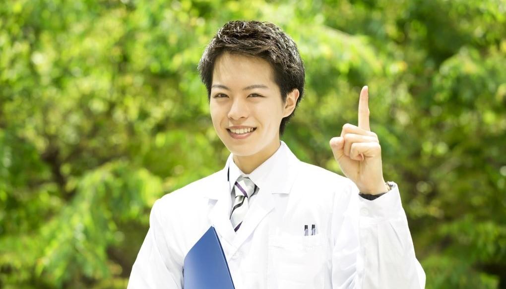 男性医師がこちらを見て安心をくれるような写真