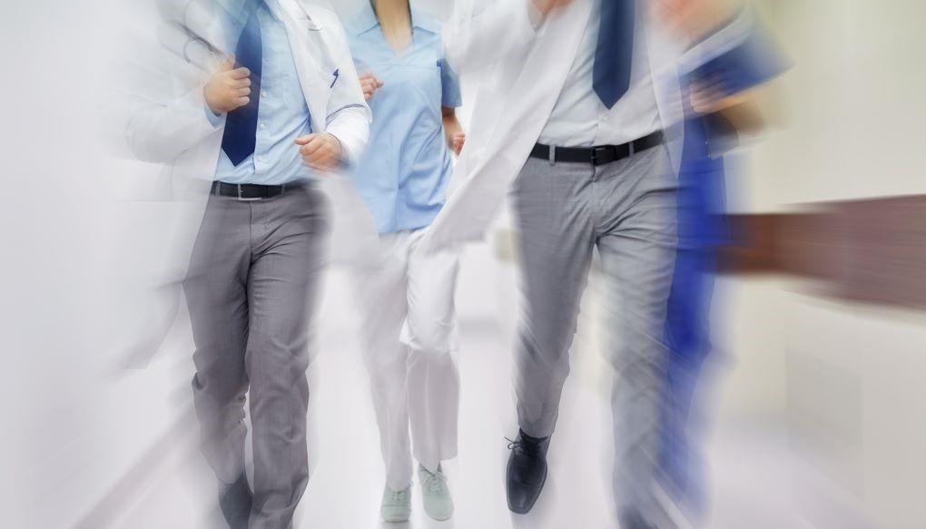 トラブルが発生していそうな医師たちが速足で動いている写真