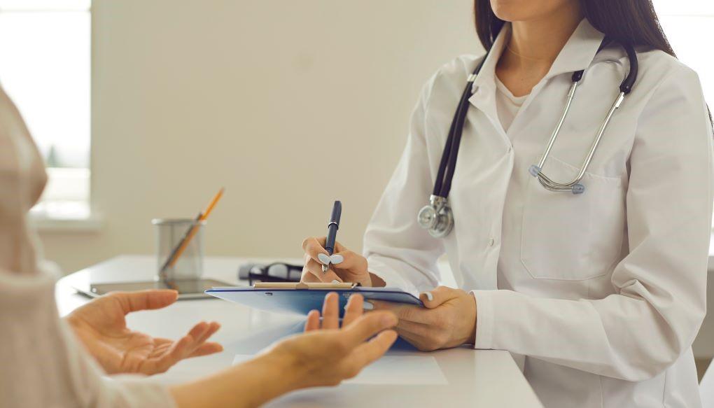 女性医師の業務中の写真