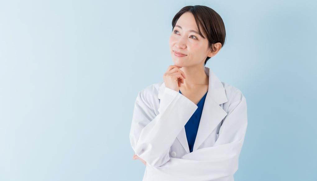 女性医師が法改正について考えているように見える写真