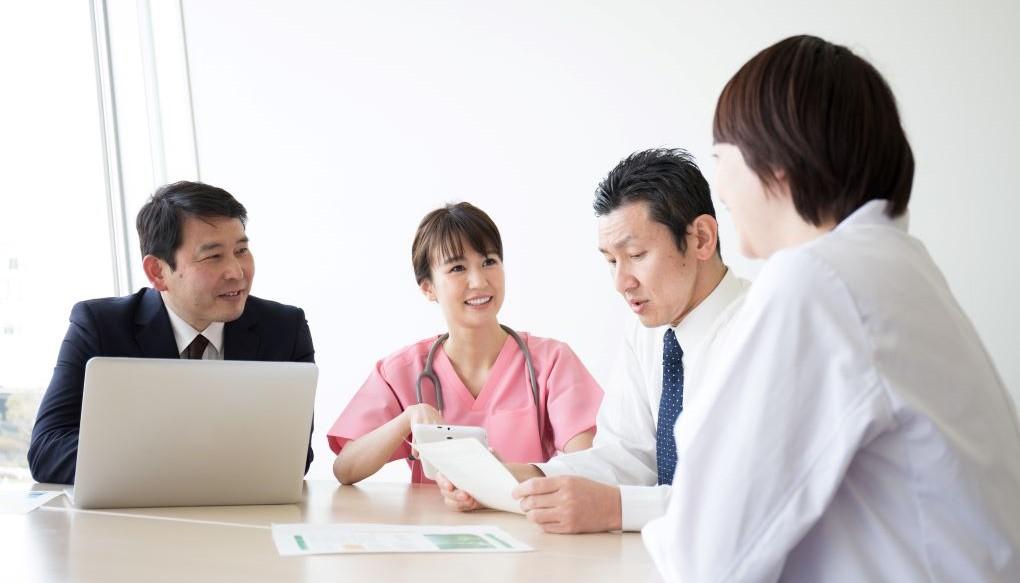 医療の現場で医師たちが話をしている様子