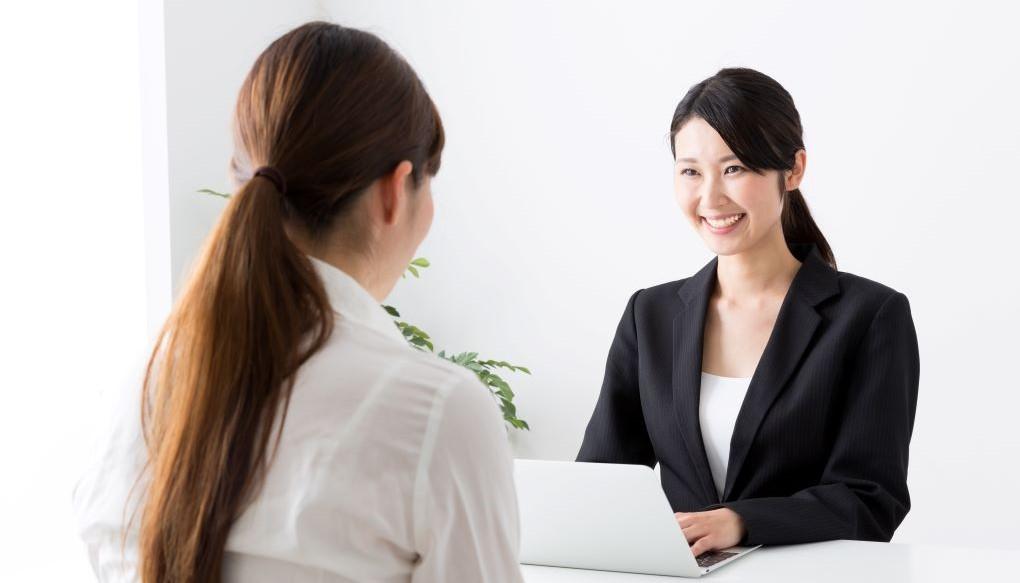 女性医師とコンサルタントが話をしている様子