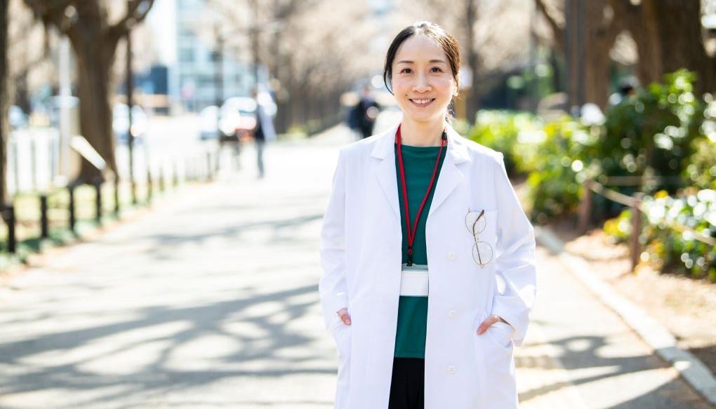 女性医師が明るい道でこちらを向いている写真
