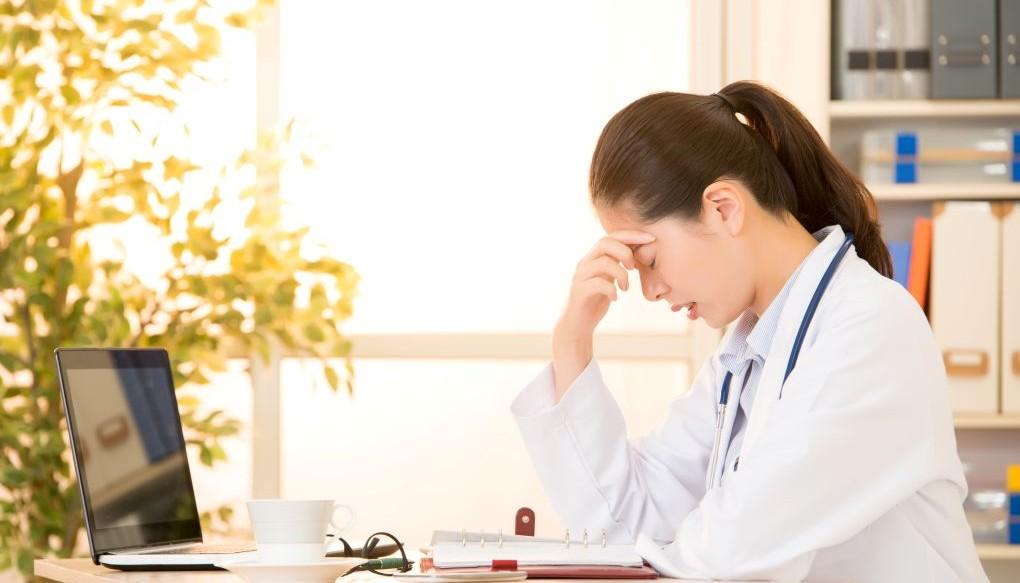 女性医師が悩んでいる様子