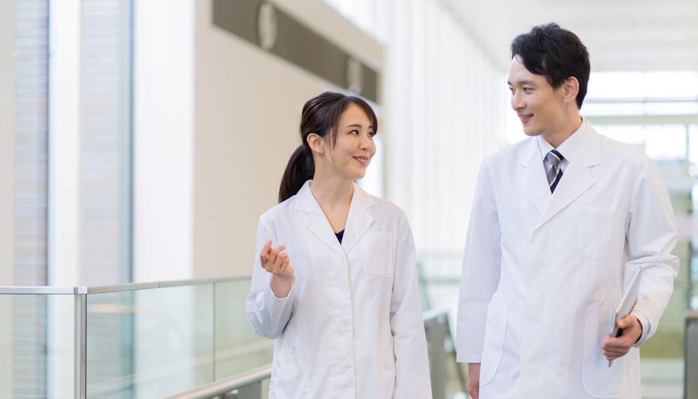 男女の医師が話している様子