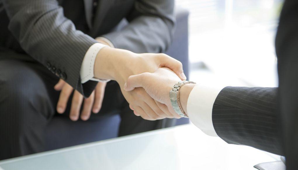 固く握手をしている様子