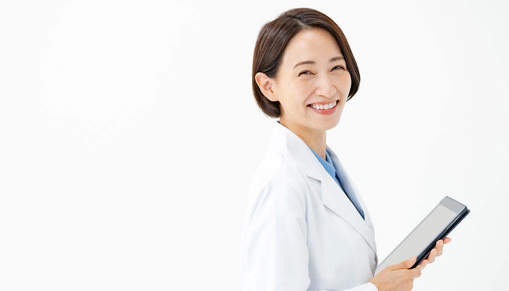 救急時医療情報閲覧機能を活用する女性医師