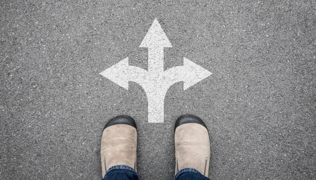 選択肢を示唆する矢印の書いてある写真