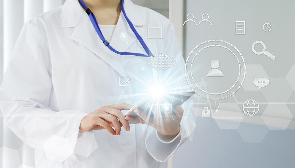 タブレットを操作して、診断や検査をする白衣を着た医師